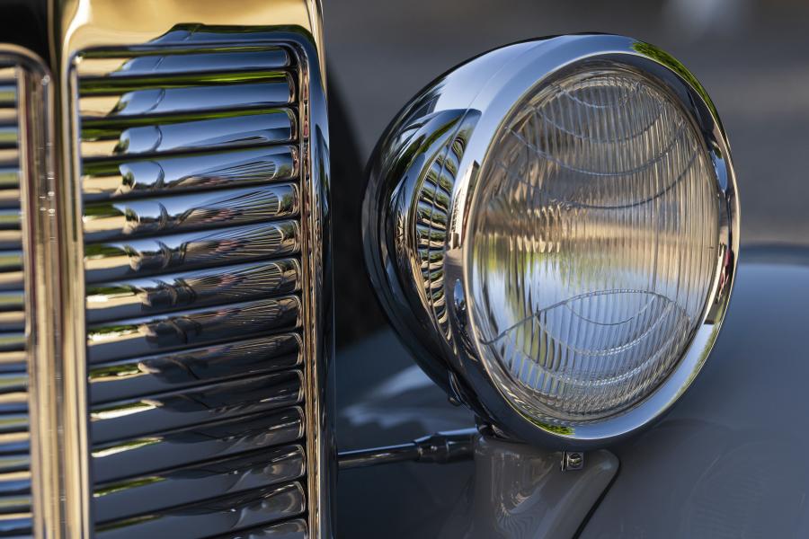 Детали экстерьера Marmon Sixteen 5-passenger Sedan by LeBaron 1932 года  (фото 11 из 16)